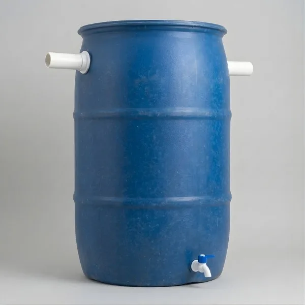 Cisterna para água da chuva feita com bombona de plástico azul.