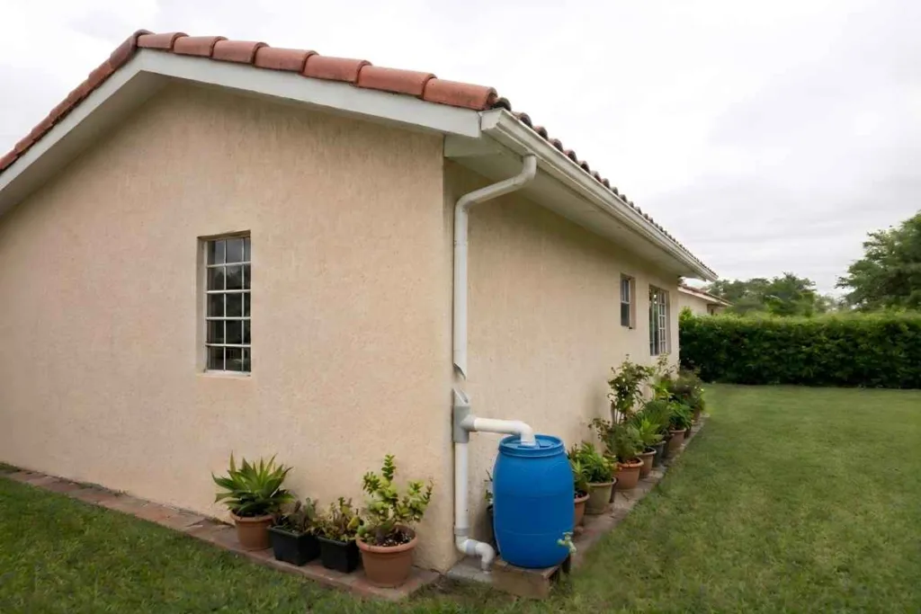 Como fazer um sistema para captação de água da chuva caseiro simples com tubos de PVC.