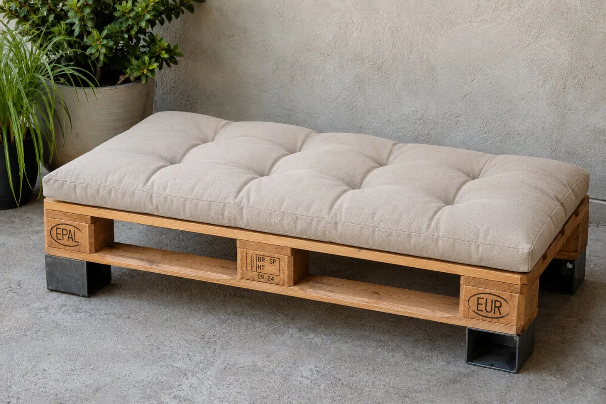 Banco de pallet simples, modelo com um palete